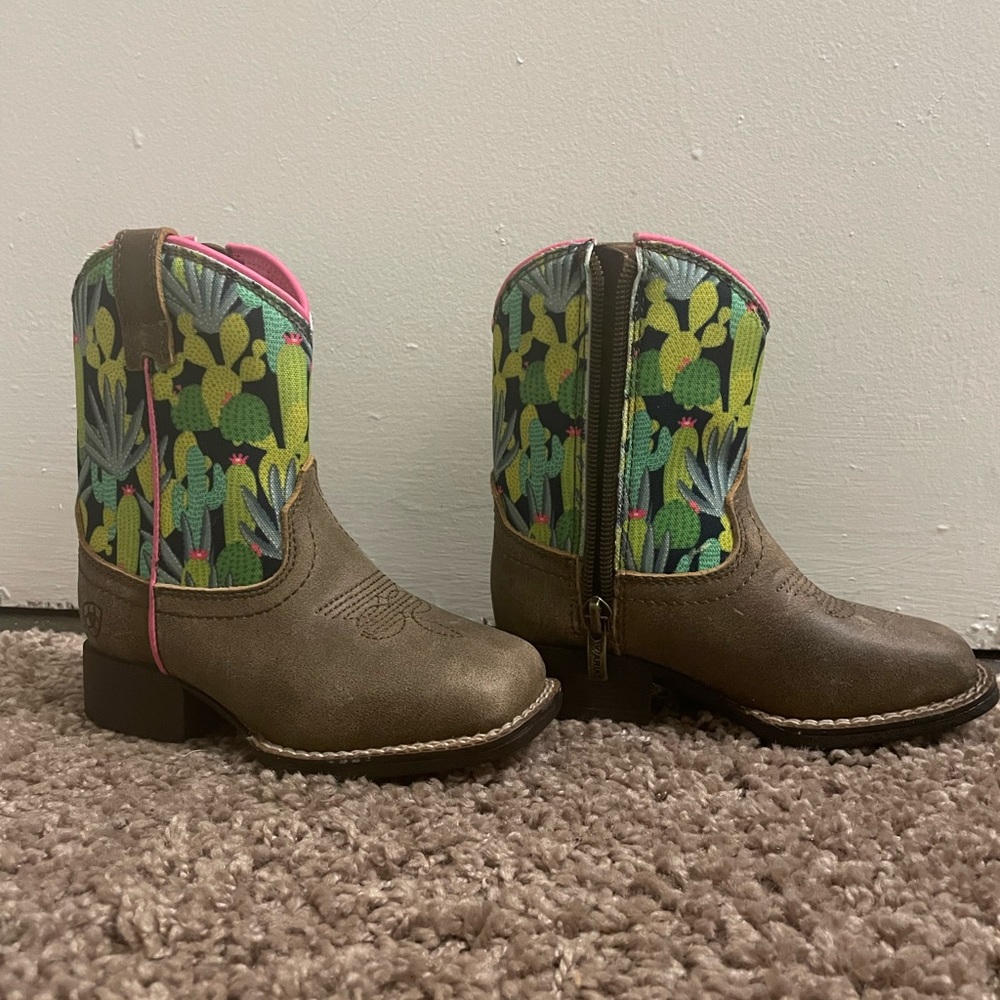 Girls Ariat Cactus Boots - never worn!
